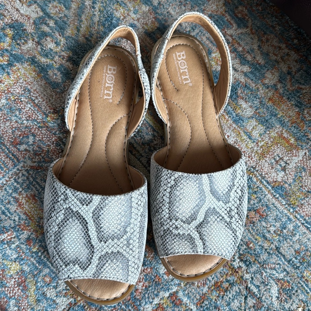 GUC Born leather sandals in snake print.